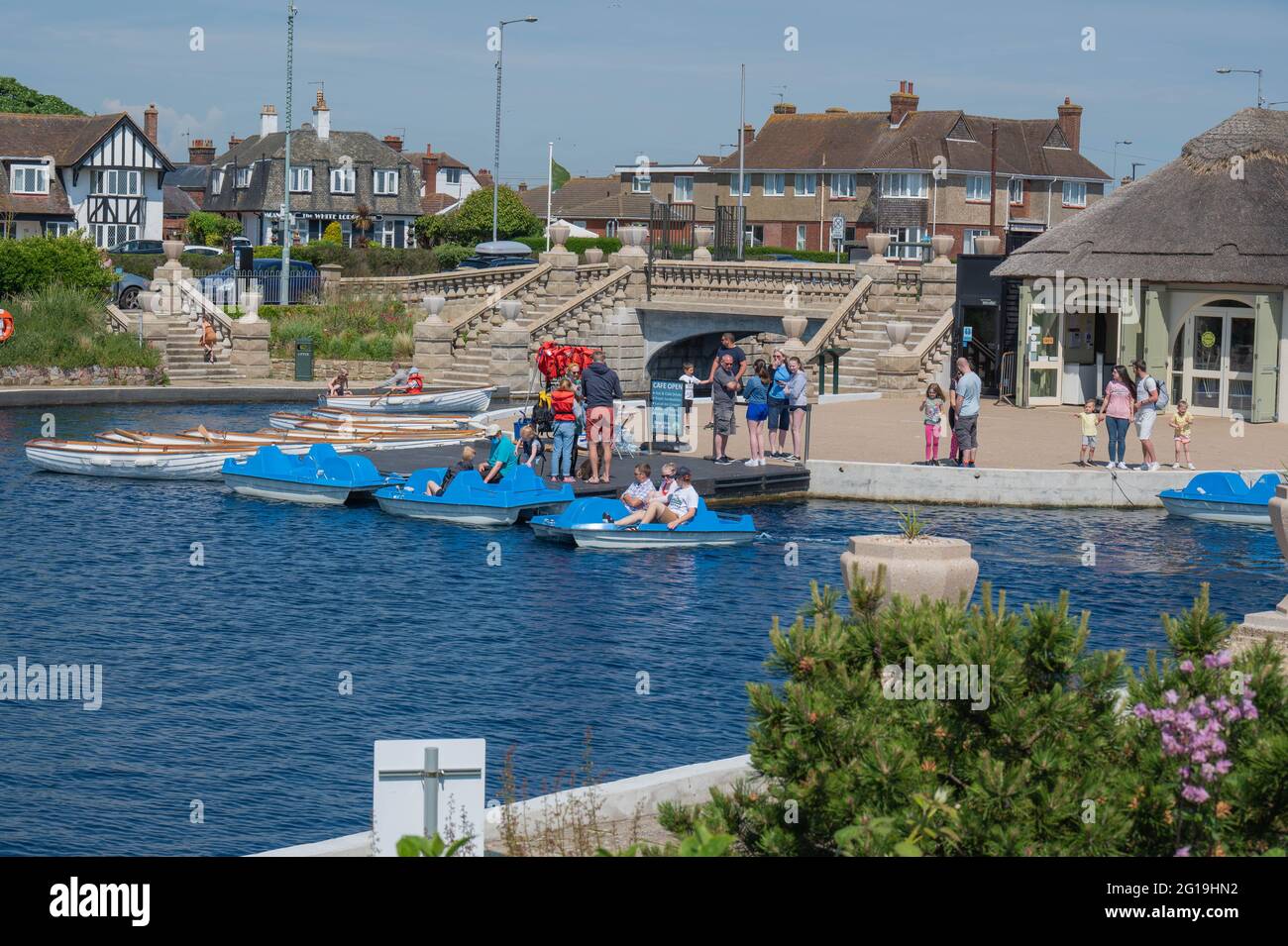 Great Yarmouth Waterways con persone che usano le barche a pale in una giornata di sole Foto Stock