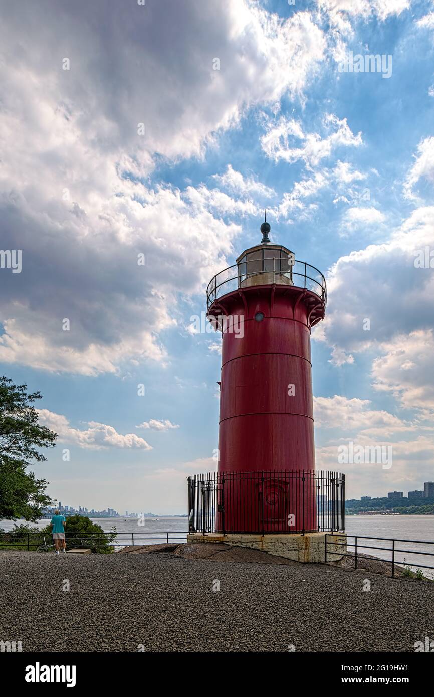 Little Red Lighthouse si trova sotto il George Washington Bridge nella parte superiore di Manhattan. Foto Stock
