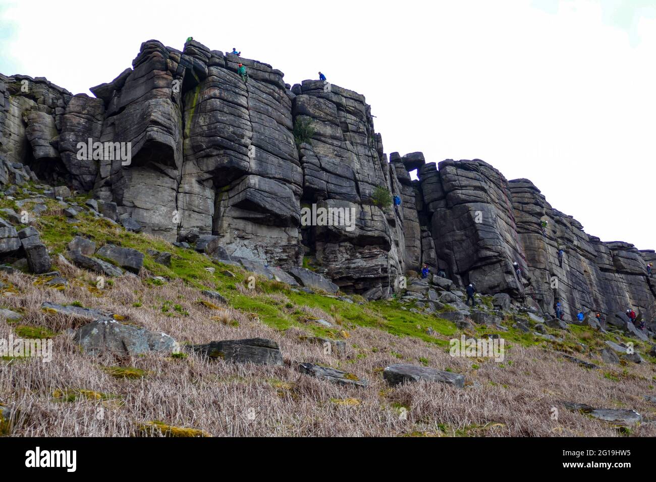 Scalatori di roccia presso la popolare scogliera di pietra arenaria di Stanage Edge, Derbyshire, Peak District Foto Stock