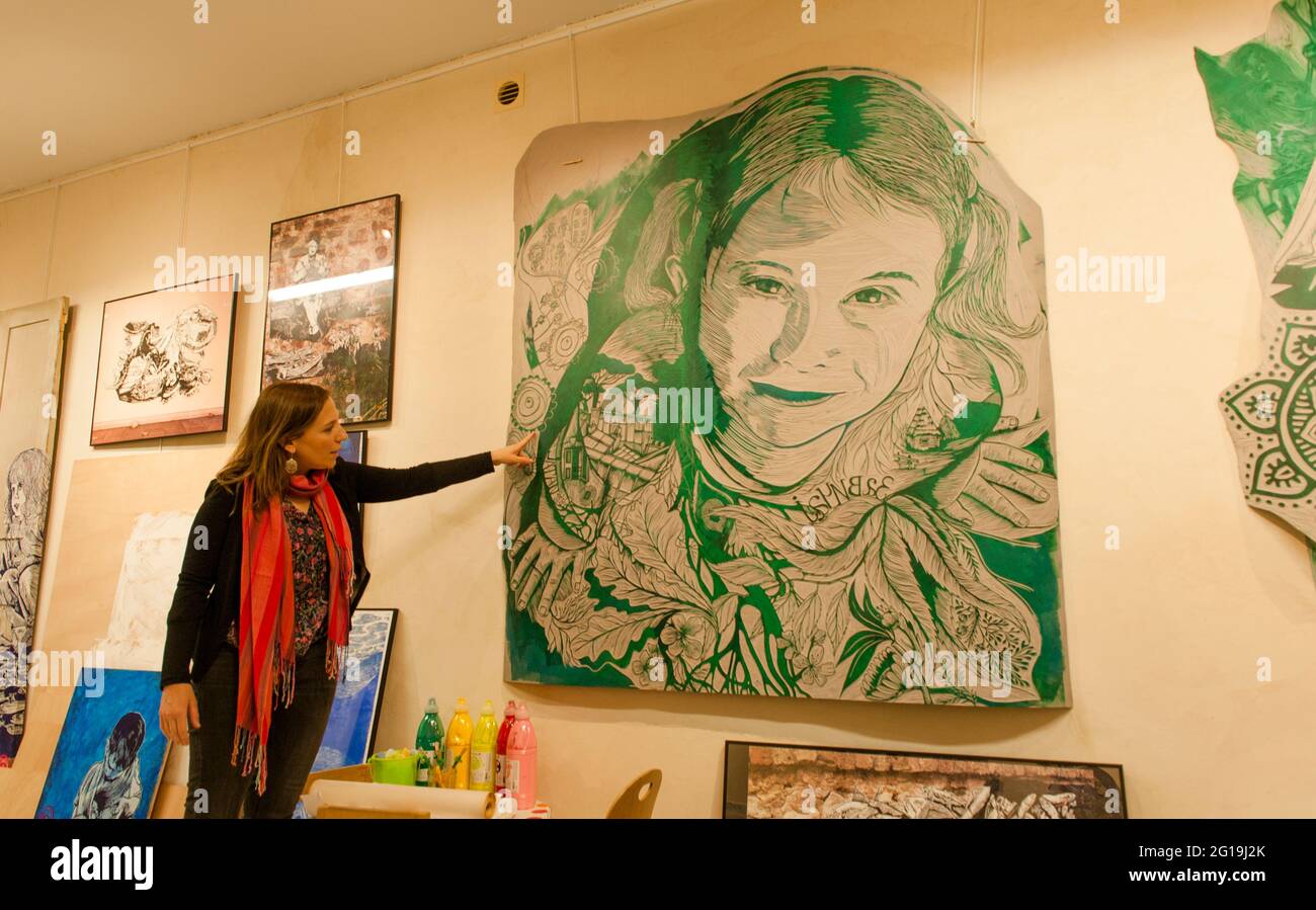 Olivia Paroldi è un'artista residente del Suquet des Artists e conosciuta per le sue stencil; Cannes Foto Stock