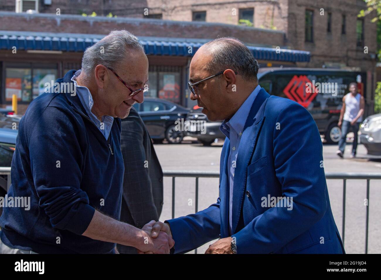 Il senatore Chuck Schumer (D-NY), capo della maggioranza del Senato, stringe le mani con il vescovo Mitchell Gordon Taylo di Urban Uobound durante il lancio dell'iniziativa Safe Summer 2021 alle Queensbridge Houses di New York. In veste di membro del Senato dello Stato di New York Michael Gianaris, di Mons. Mitchell Gordon Taylo, Vescovo di Urban Uobound, attivista e residente, il senatore Chuck Schumer ha invitato il presidente Joe Biden a stanziare 80 MILIARDI di dollari dal piano per il lavoro americano per fissare gli alloggi pubblici e NYCHA. L'iniziativa Safe Summer 2021 è guidata dai leader del sistema di gestione delle crisi di NYC e sostenuta dall'Ufficio del NYC Public Advocate e dal Foto Stock