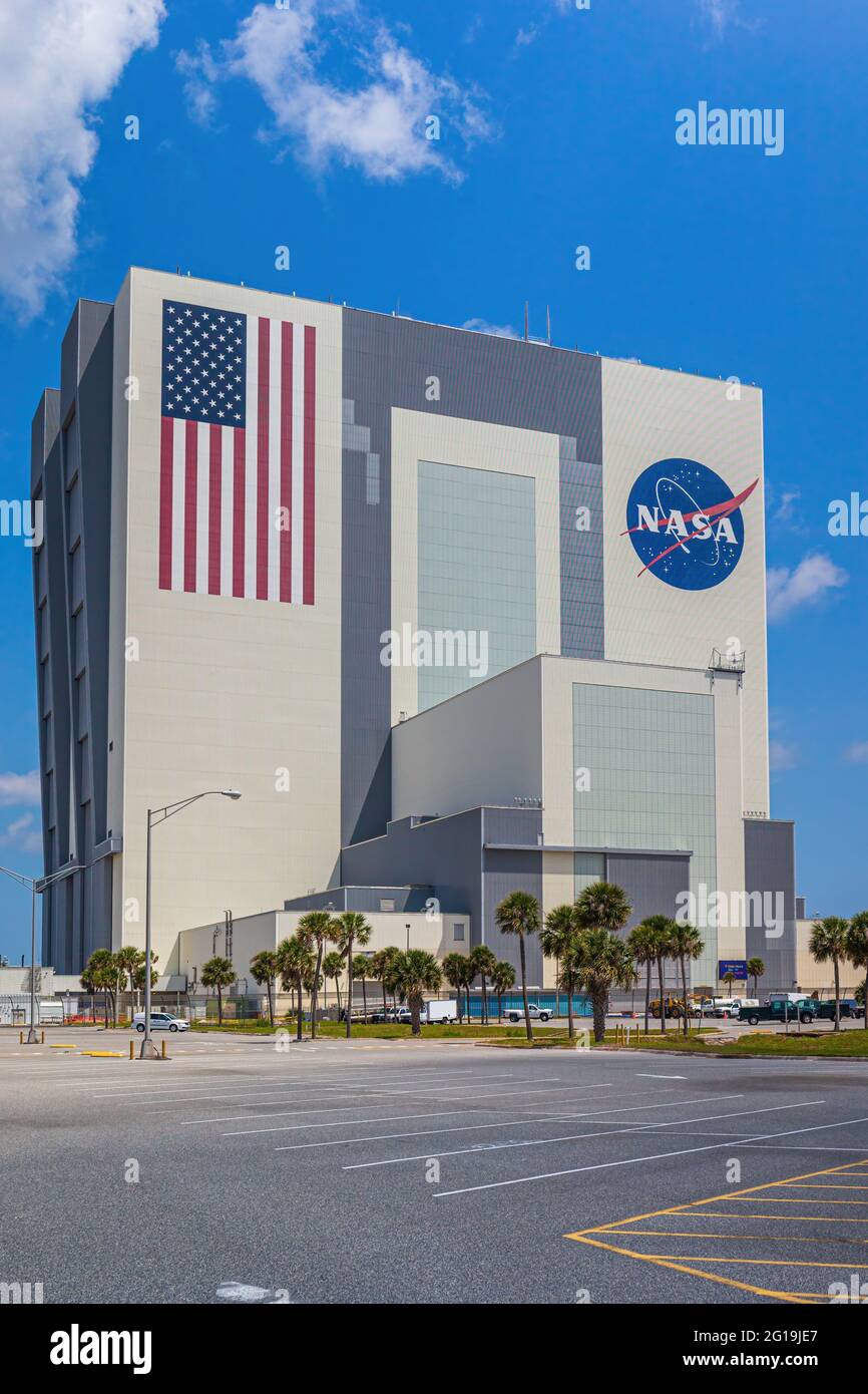 KENNEDY SPACE CENTER, USA - 27 APRILE 2014: Il gigantesco edificio di assemblaggio dei veicoli della NASA (VAB) al Kennedy Space Center, Florida. Foto Stock