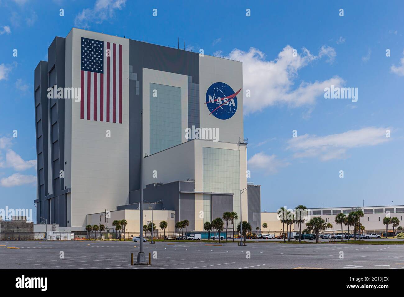 KENNEDY SPACE CENTER, USA - 27 APRILE 2014: Il gigantesco edificio di assemblaggio dei veicoli della NASA (VAB) al Kennedy Space Center, Florida. Foto Stock