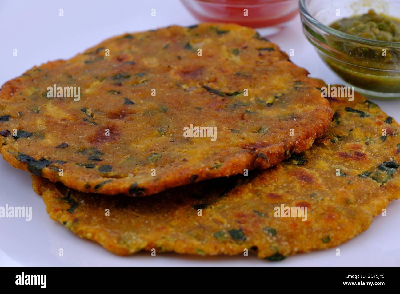 Varietà di pane piatto indiano thepla o paratha Foto Stock