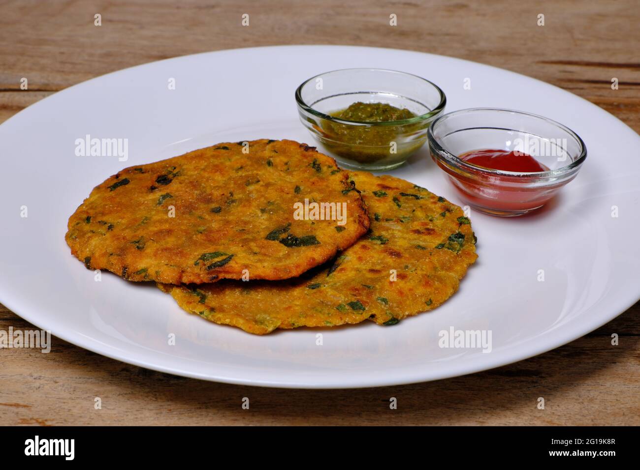 Varietà di pane piatto indiano thepla o paratha Foto Stock