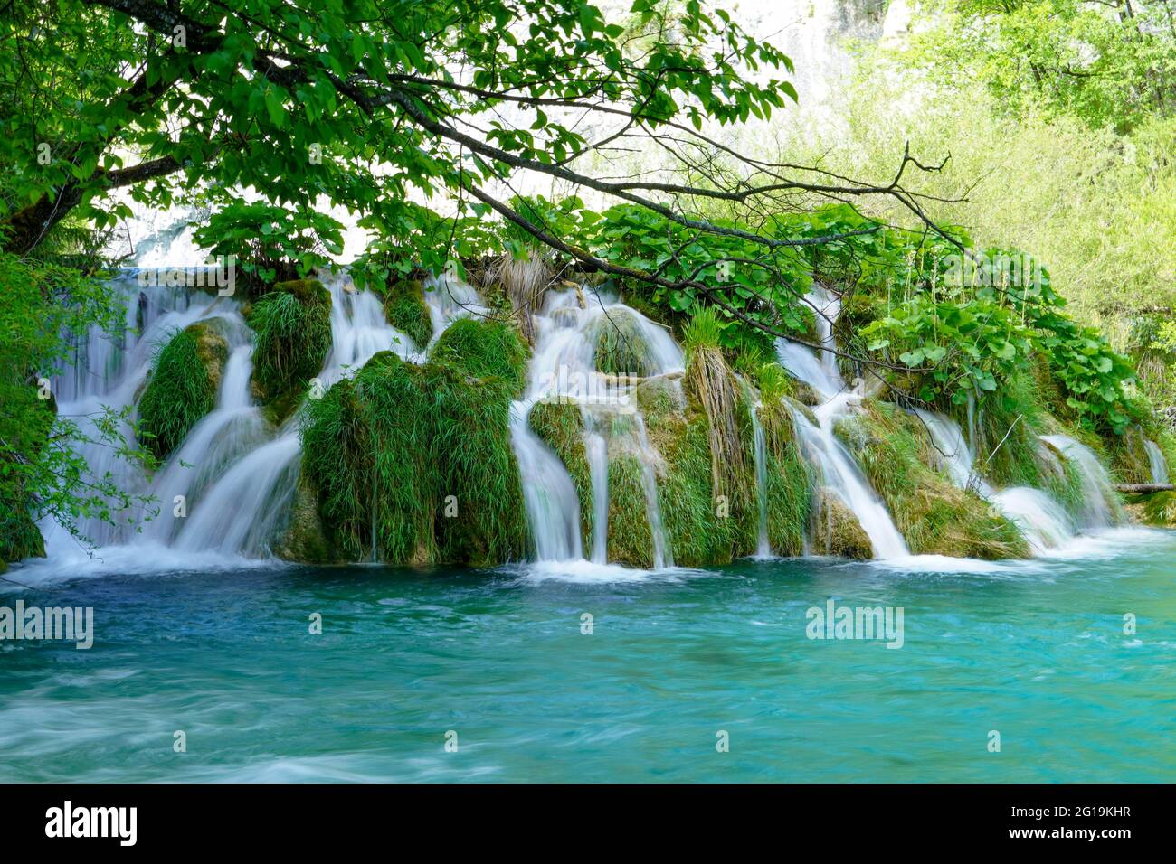 Lago di Plitvice Parco Nazionale cascata paesaggio con acque turchesi blu e verde in Croazia. Foto Stock