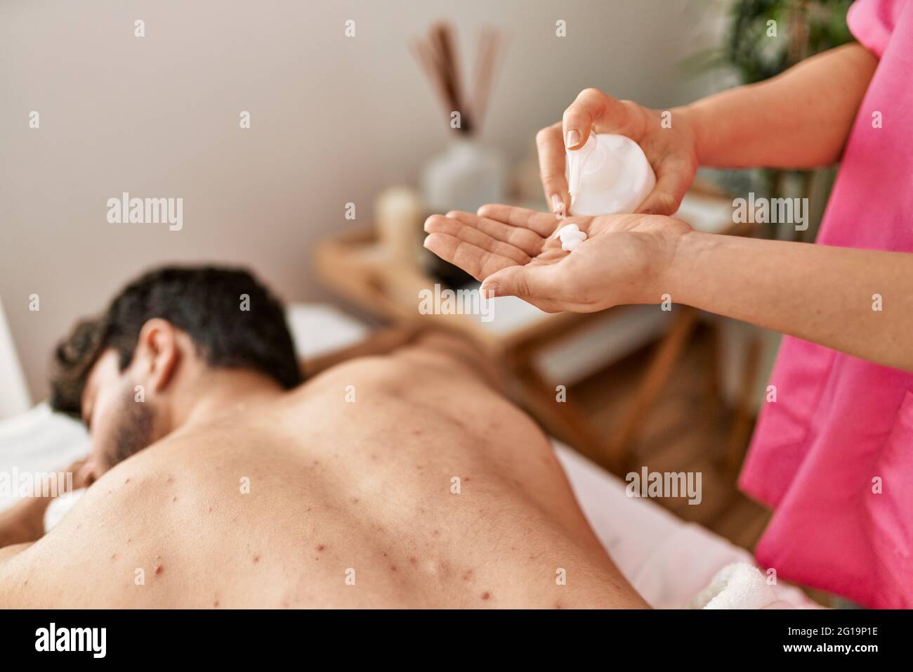 Massaggio alla schiena rilassante per l'uomo al centro di bellezza Foto  stock - Alamy