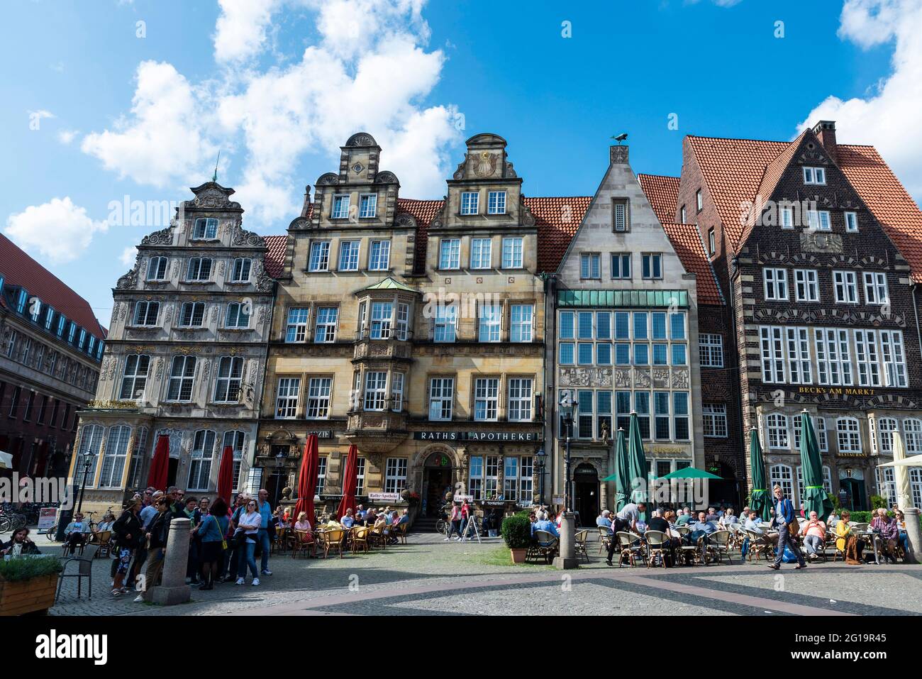 Brema, Germania - 19 agosto 2019: Bremer Marktplatz (Piazza del mercato di Brema) e terrazza di bar o ristoranti con gente intorno a Brema, Germania Foto Stock