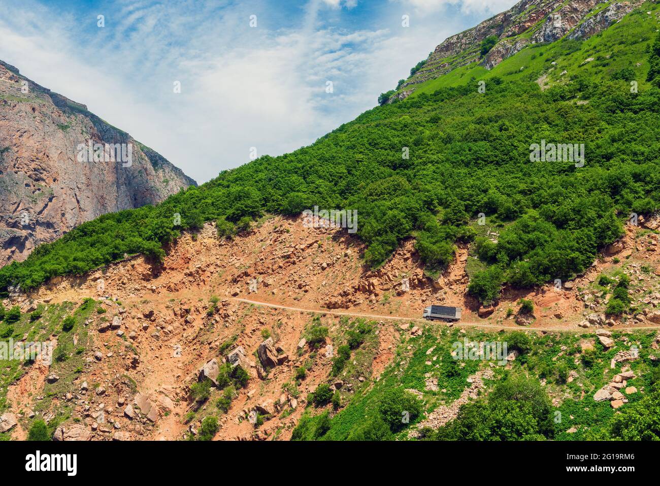 Camion su pericolosa strada di montagna nelle rocce Foto Stock