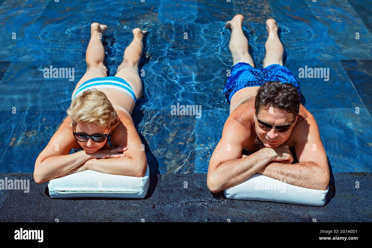 Il successo di ricreazione di pensionamento, estate Concetto di vacanza. Ritirato Coppia matura godendo bella giornata di sole in piscina presso il beach club. Foto Stock