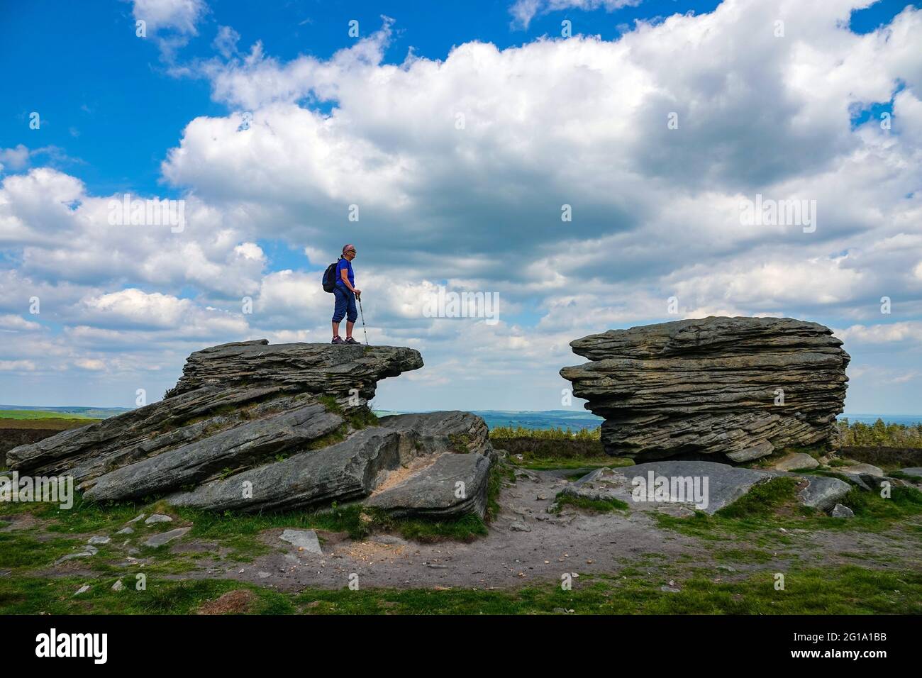 Solitario escursionista femminile presso la Ox Stones, un affioramento di pietra arenaria vicino a Sheffield, South Yorkshire, Inghilterra settentrionale, Regno Unito Foto Stock