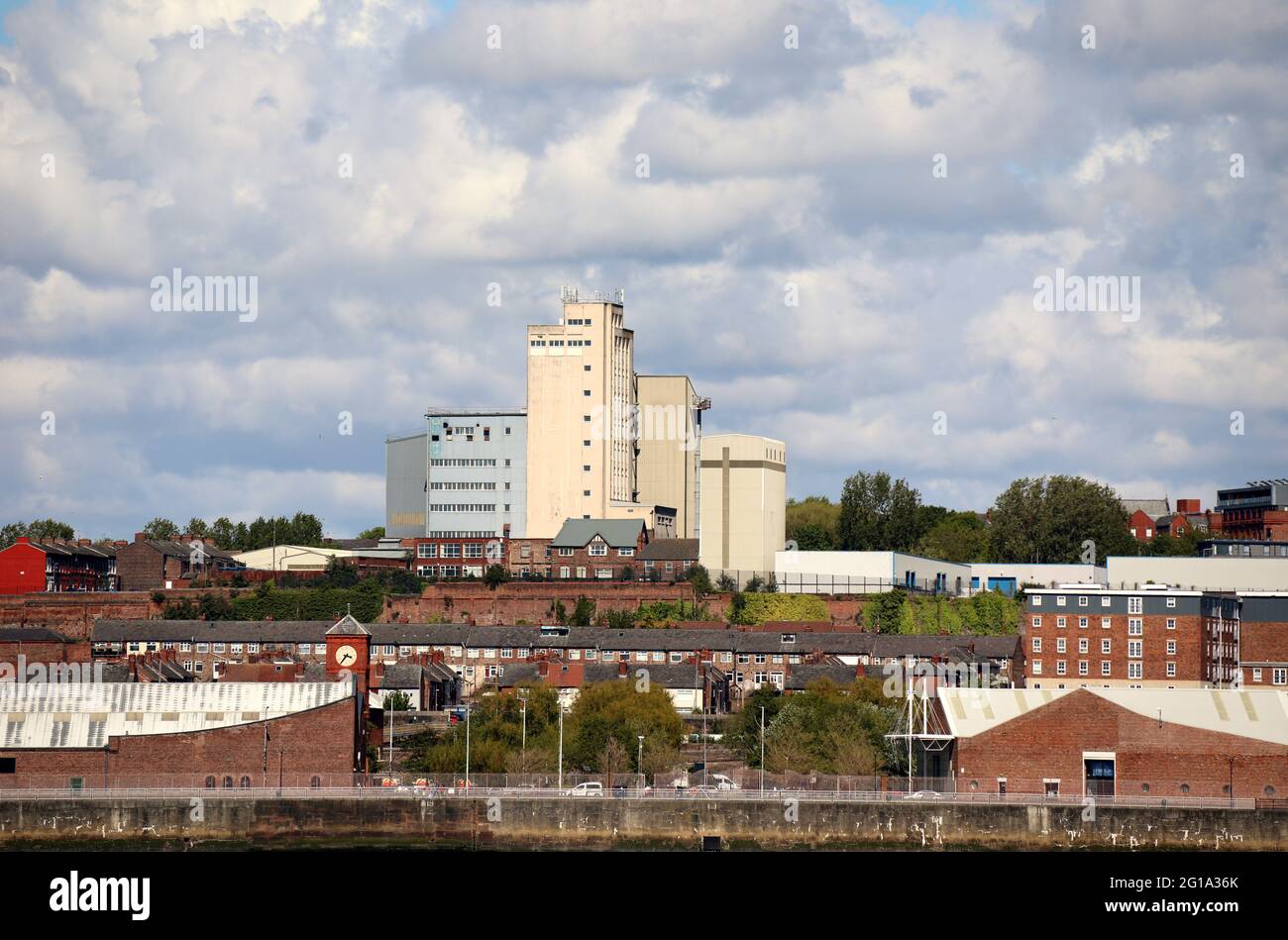 ADM Milling sullo skyline di Liverpool sud, vista dal fiume Mersey Foto Stock