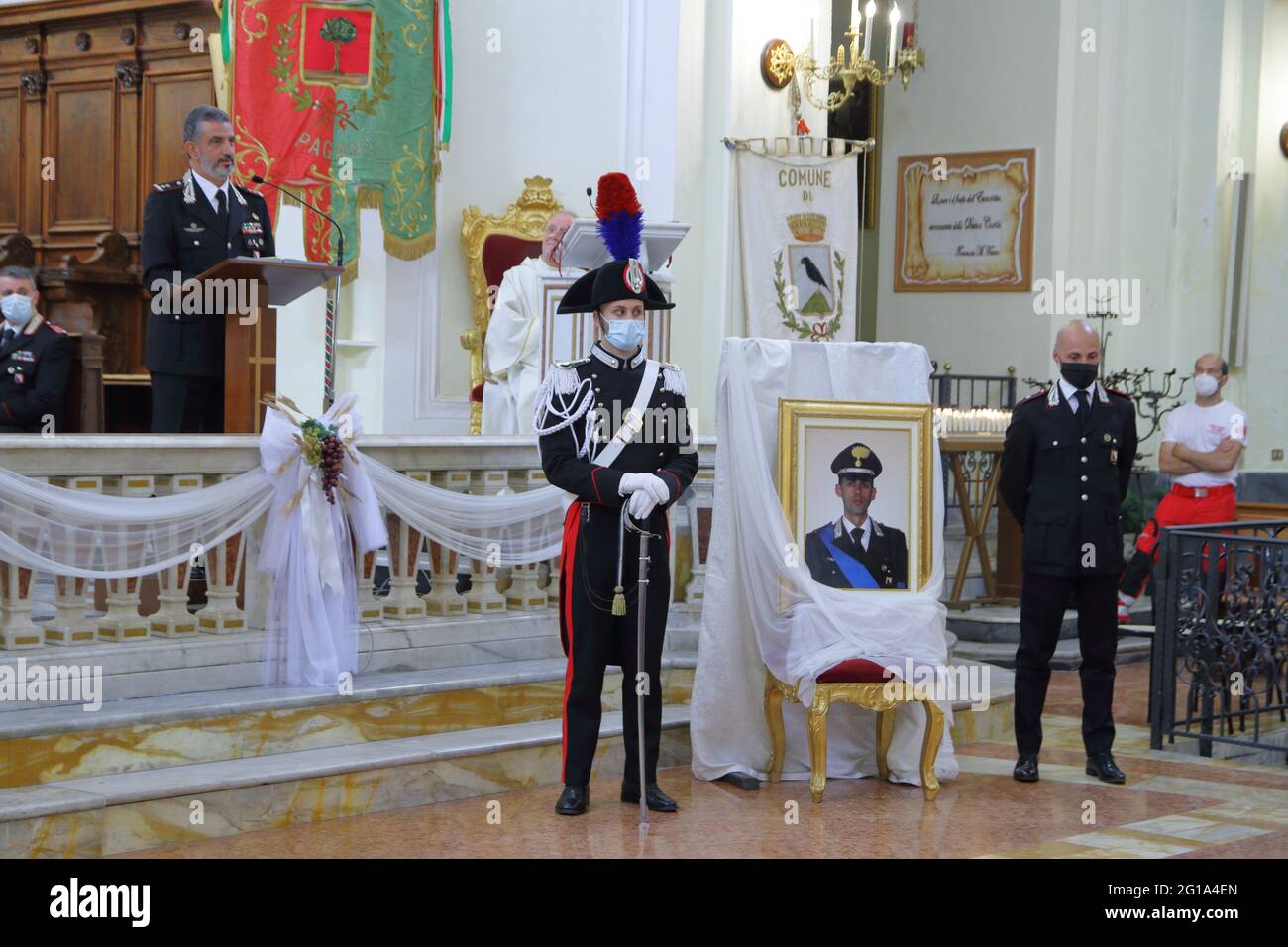 La cerimonia di commemorazione del tenente Marco Pittoni, nel tredicesimo anniversario della sua morte, si è tenuta la mattina del 6 giugno 2021. Il giovane tenente colonnello, comandante della locale stazione di Carabinieri di Pagani, assassinato barbaramente il 6 giugno 2008 mentre cercava di fomentare una rapina presso l'ufficio postale di corso Ettore Padovano, è stato commemorato con una celebrazione eucaristica, officiata da Padre Flaviano Calenda, Alle 9.30 presso la Chiesa Madre dei SS. Dopo la presenza del Generale Maurizio Stefanizzi, Sindaco di Pagani Avv. Raffaele Maria De Prisco e gli autoriti civili e religiosi Foto Stock