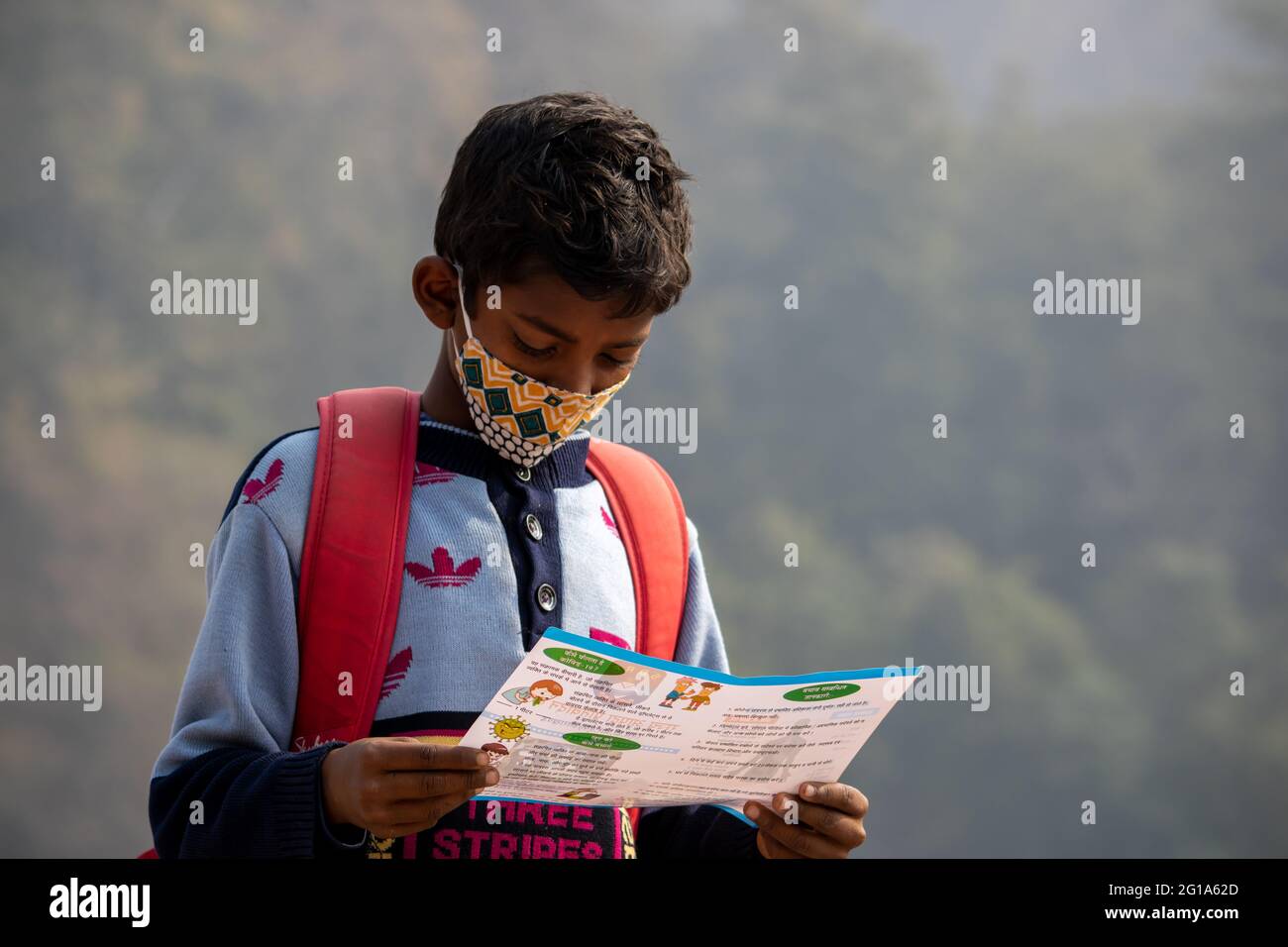 Haridwar, Uttarakhand India 06 aprile 2021. Poliziotti che diffonde consapevolezza della protezione da Coronavirus per rimanere al sicuro da Coronavirus durante Maha Kumbh 2021. Apple prores 422 filmati 4k di alta qualità. Foto Stock