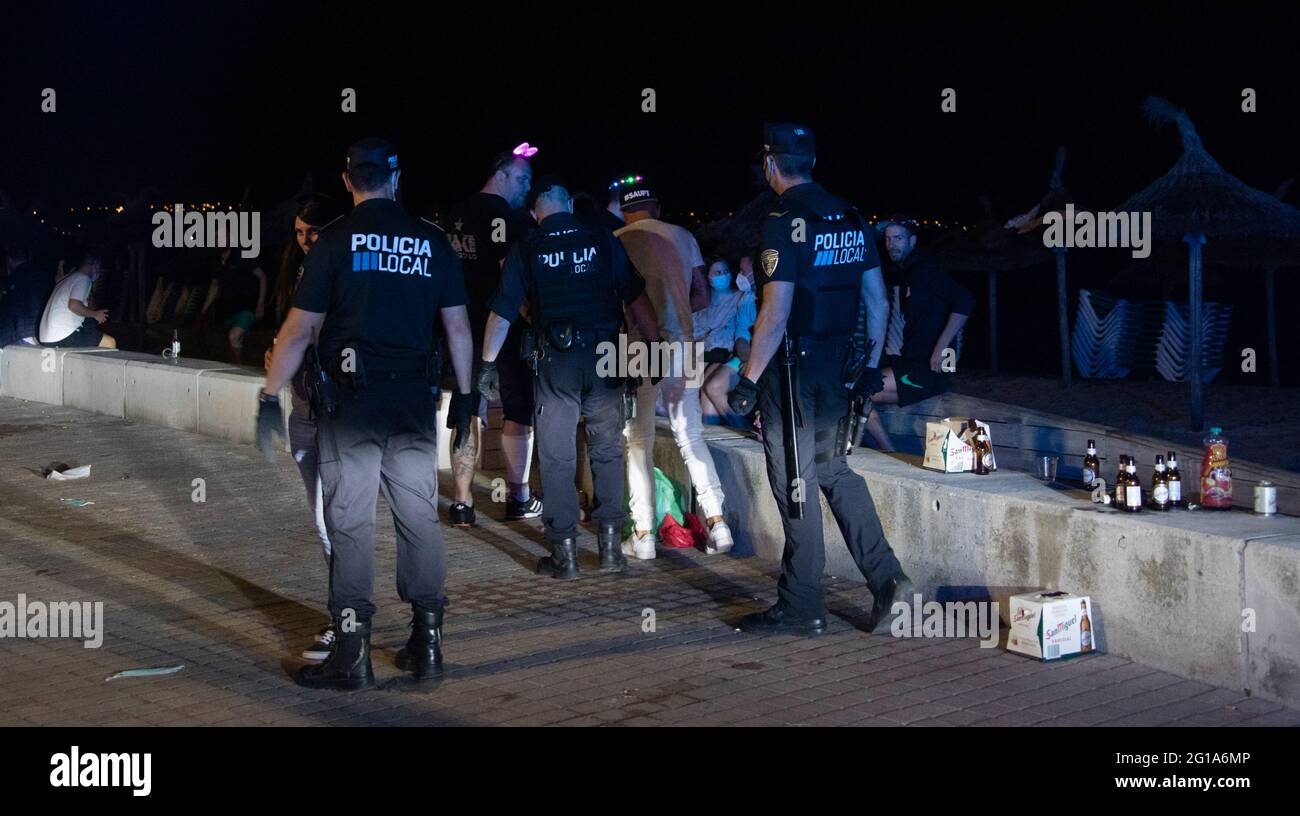 06 giugno 2021, Spagna, Palma: Polizia di controllo sulla spiaggia di Arenal dopo l'orario di chiusura dei bar. Dalla fine della notte il coprifuoco si incontra di nuovo per fare festa vicino alla spiaggia. Foto: Clara Margais/dpa Foto Stock