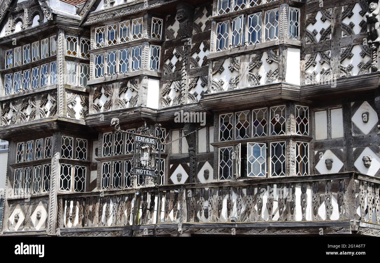 Ludlow. Il Feathers Hotel nella città mercato in stile Shropshire.Tudor mezzo legno listato di grado 1 edificio storico con vetri a pannelli di diamante Foto Stock