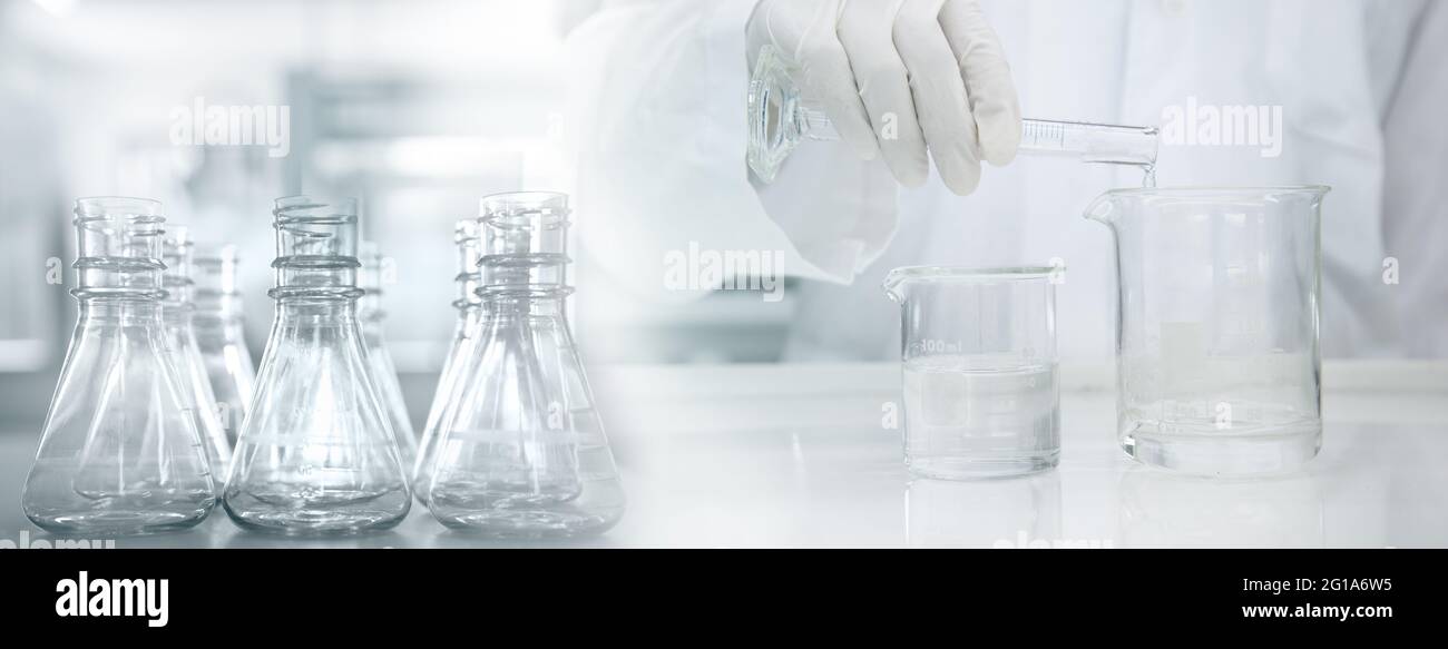scienziato in bianco cappotto poring acqua in bicchiere di vetro in laboratorio medico scienza banner sfondo Foto Stock