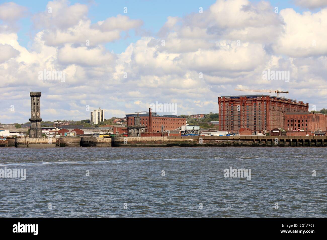 Edifici storici del porto di Liverpool vicino al fiume Mersey Foto Stock