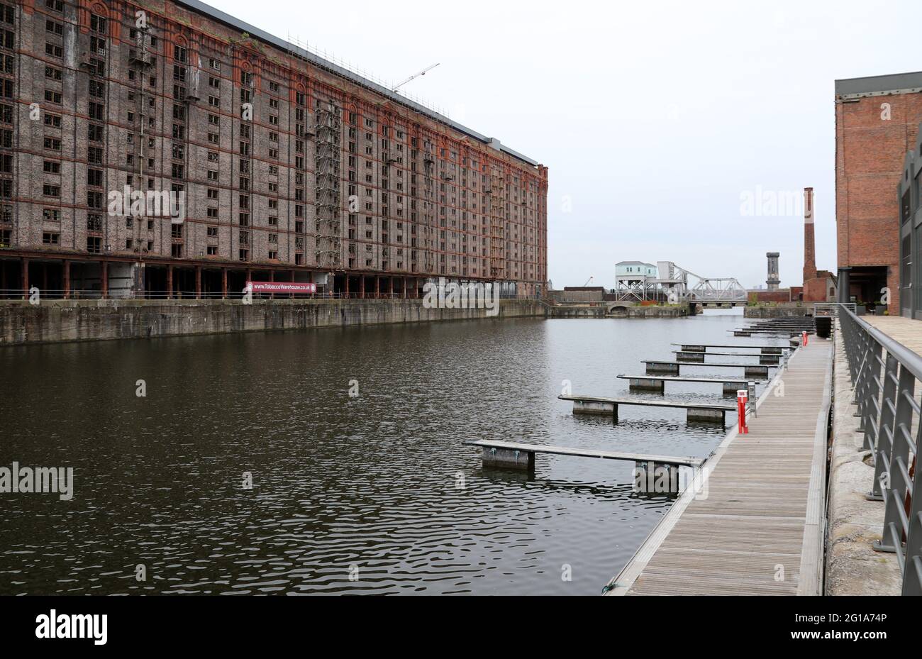 Vista del Tobacco Warehouse dal Titanic Hotel presso lo Stanley Dock di Liverpool Foto Stock