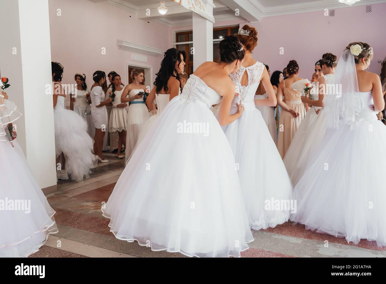 Kerch Russia - 9 settembre 2019 - festa delle spose, una vacanza di tutte le spose e abiti da sposa. Tutte le spose della regione sono andate a ballare e. Foto Stock