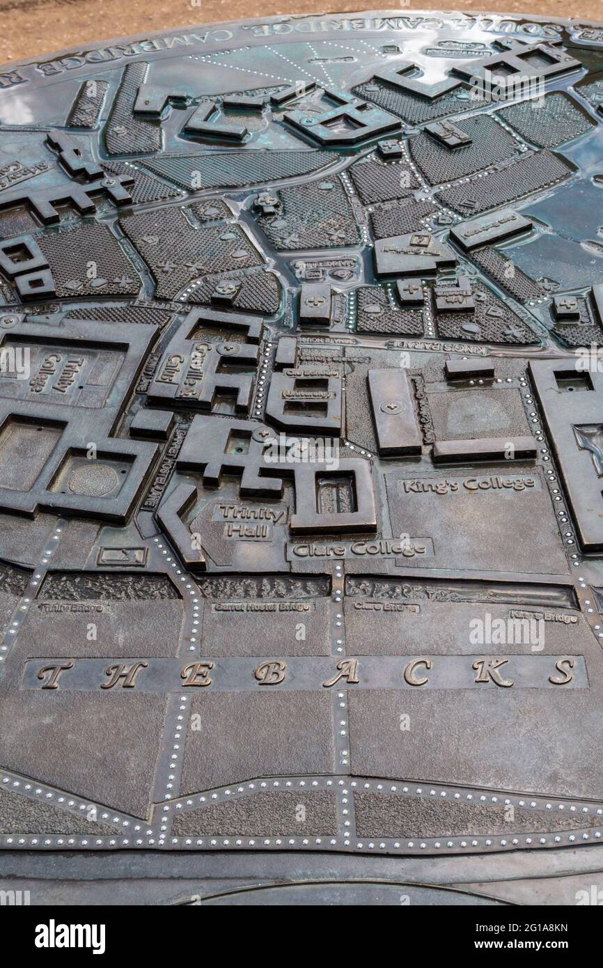 Una mappa in bronzo mostra le spalle e le università della Cambridge University, Regno Unito. La mappa 3d è stata donata dal Rotary Club. Foto Stock
