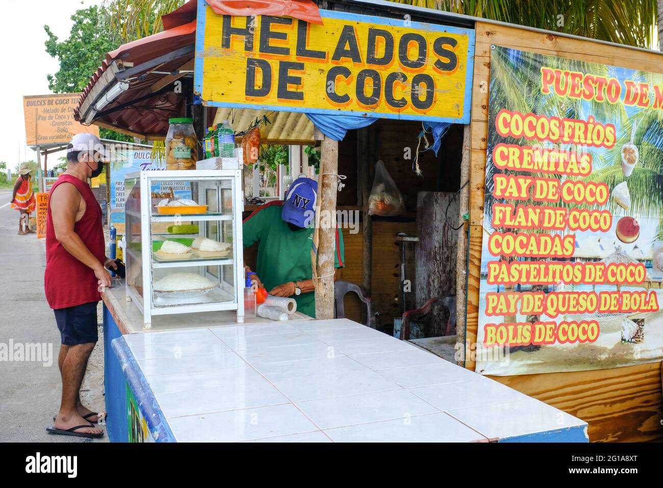 Si stima che oltre 600,000 persone siano morte a causa di Covid-19 (dati del maggio 2021) in Messico. Molte persone messicane hanno perso amici e parenti per la malattia. Ovunque in Messico, sono in atto misure sanitarie preventive per rallentare la diffusione del Coronavirus. In un piccolo negozio di strada come questo in Yucatan: I clienti e i proprietari di affari stanno indossando maschere facciali e disinfettante per le mani è disponibile. Tutte le piccole imprese prendono precauzioni mentre cercano di rimanere aperti per sopravvivere Foto Stock