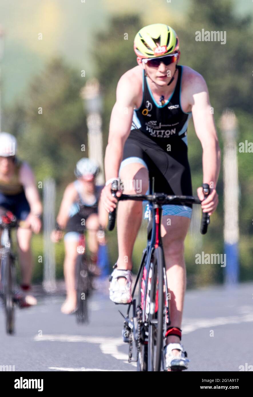 Eastbourne, Regno Unito. 6 Giugno 2021. Triatleti che partecipano a Tribourne, Eastbourne’s Triathlon, sezione bike ride. Foto Stock