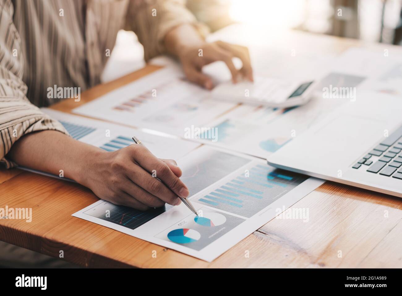Financial Business Man analizza il grafico delle prestazioni dell'azienda per creare profitti e crescita, report di ricerche di mercato e statistiche sul reddito Foto Stock