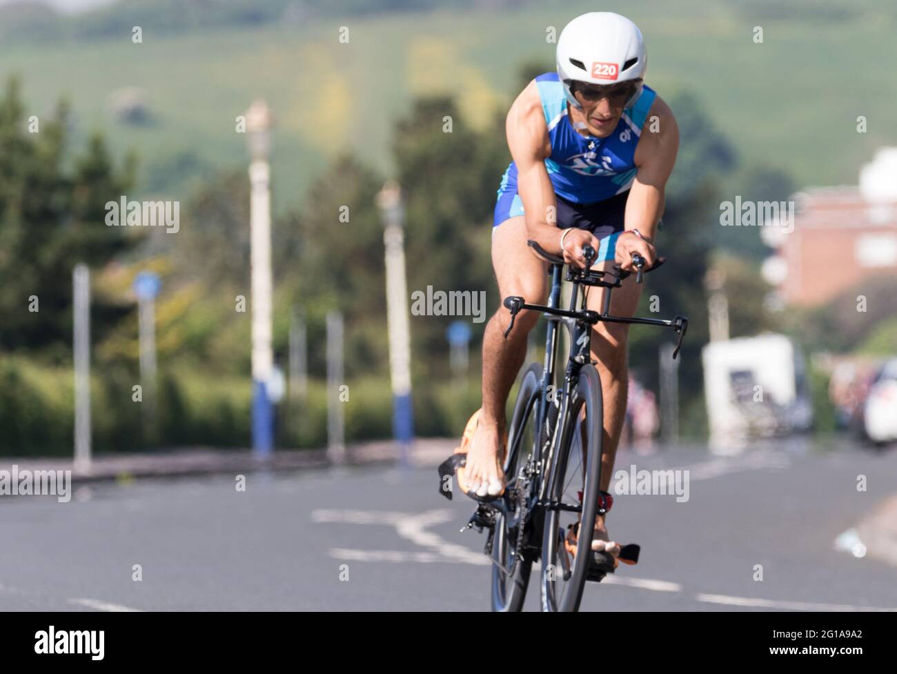 Eastbourne, Regno Unito. 6 Giugno 2021. Triatleti che partecipano a Tribourne, Eastbourne’s Triathlon, sezione bike ride. Foto Stock