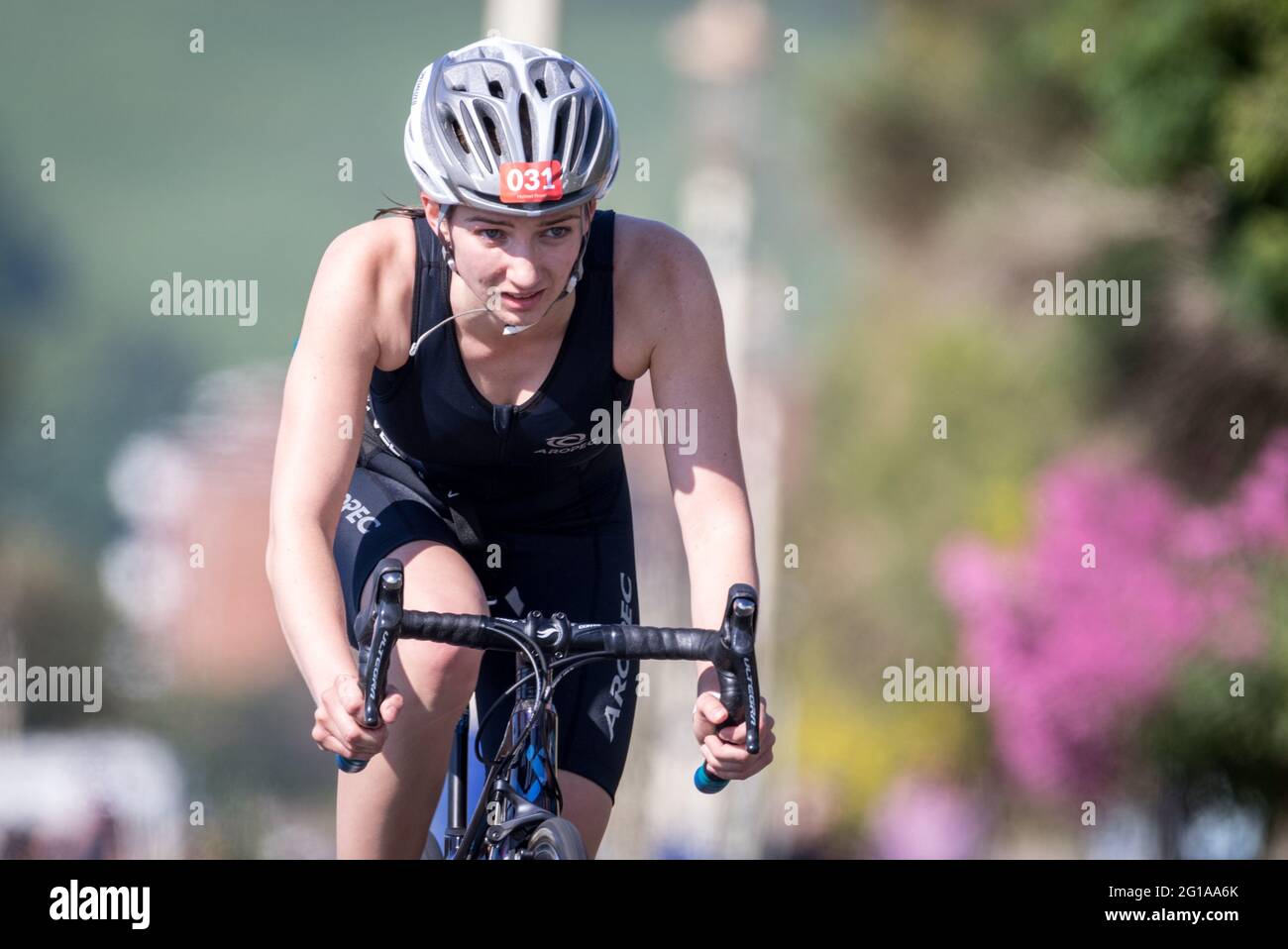Eastbourne, Regno Unito. 6 Giugno 2021. Triatleti che partecipano a Tribourne, Eastbourne’s Triathlon, sezione bike ride. Foto Stock