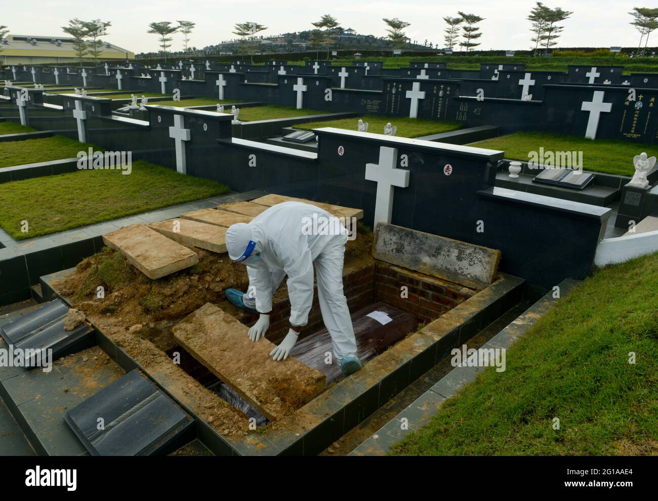 Klang, Selangor, Malesia. 6 Giugno 2021. Funeraria lavoratore di servizio che indossa i dispositivi di protezione personale (PPE) seppellire bara di una vittima di malattia di coronavirus (COVID-19) al Cimitero credito: Kepy/ZUMA Wire/Alamy Live News Foto Stock