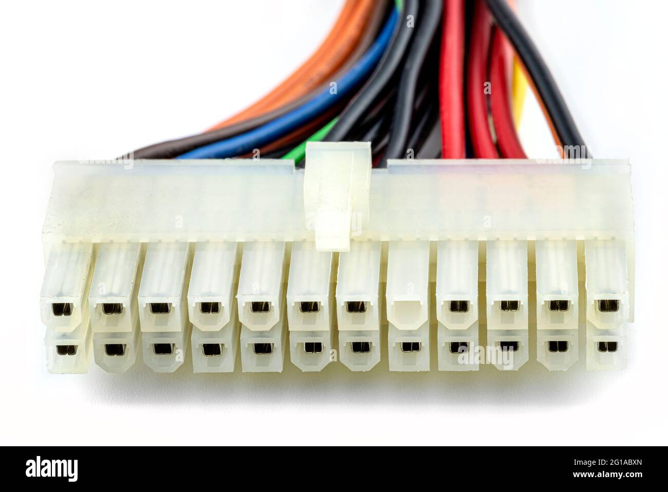 Connettore femmina a 24 pin per l'alimentazione di una scheda madre proveniente da un alimentatore per computer, isolato su sfondo bianco. Foto Stock