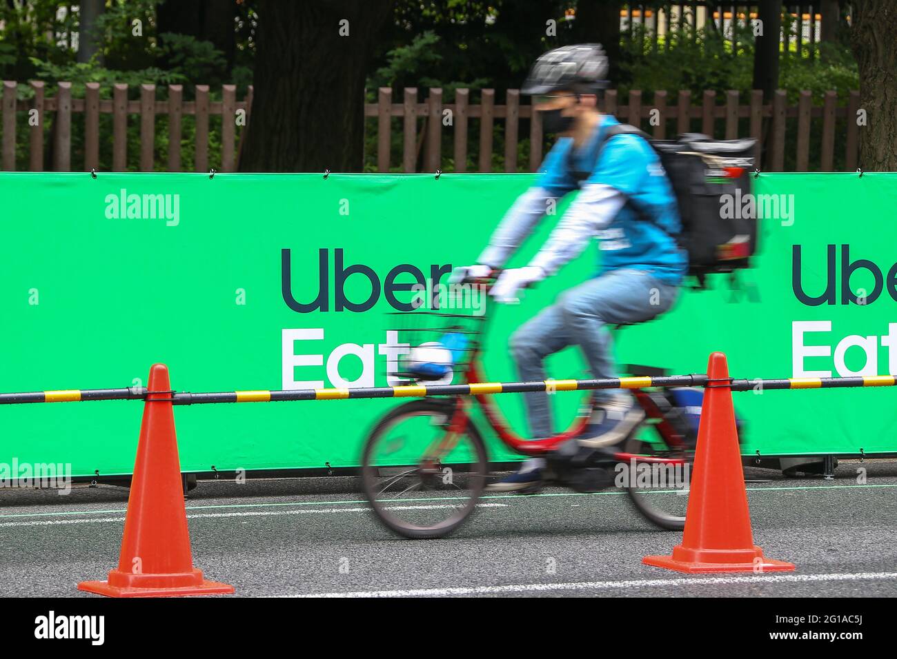 Giappone. 06 giugno 2021. Uber mangia il Giappone e la Japan Cycling Association hanno co-ospitato un evento di sicurezza del traffico ciclistico, dove Uber mangia il personale di consegna è stato insegnato da un istruttore ciclistico della Japan Cycling Association. Il 6 giugno 2021 a Tokyo, Giappone. (Foto di Kazuki Oishi/Sipa USA)Giappone: Uber Eats X Japan Cycling Association co-ospita la sicurezza del traffico delle biciclette **Japan out** Credit: Sipa USA/Alamy Live News Foto Stock