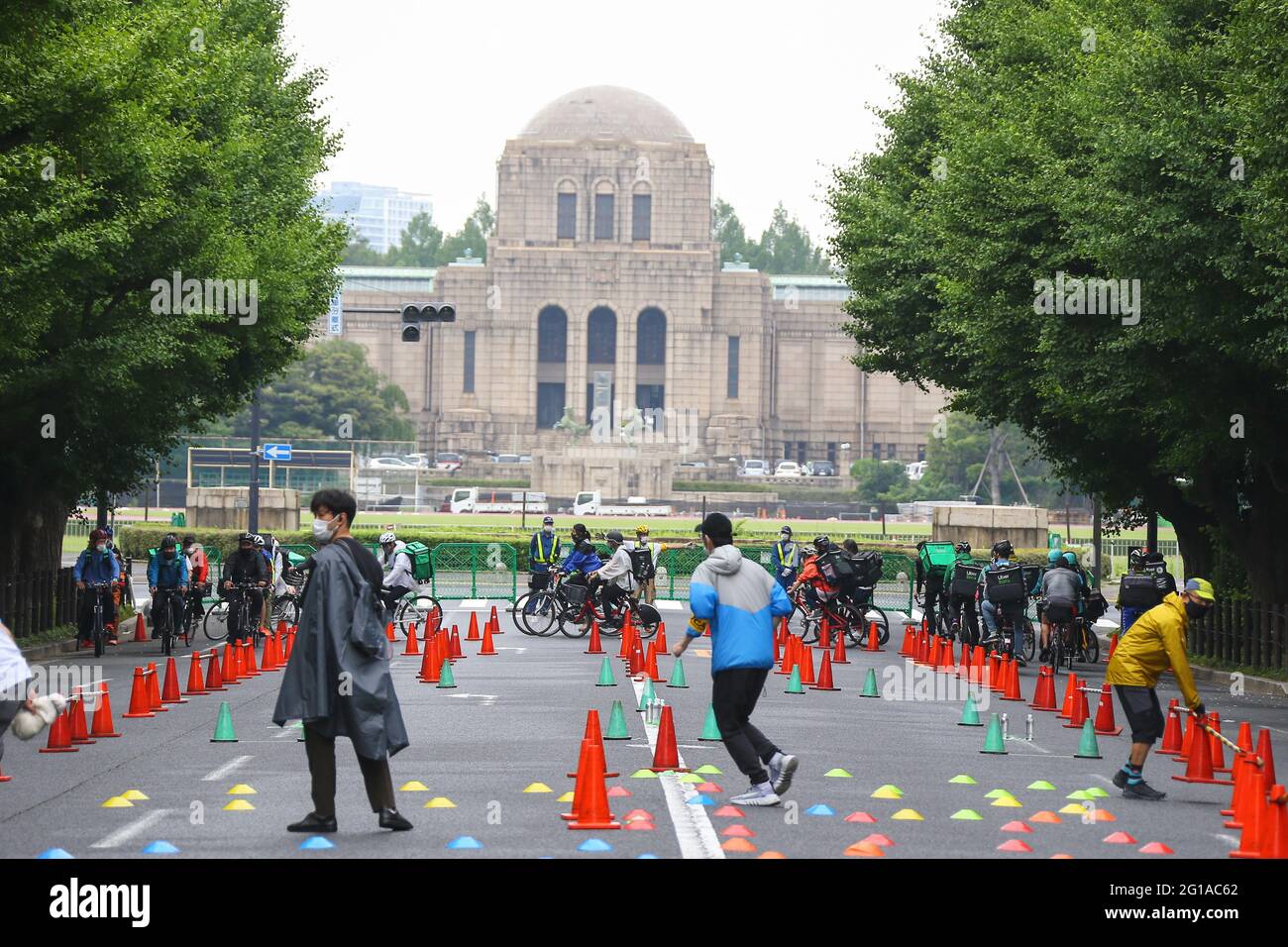 Giappone. 06 giugno 2021. Uber mangia il Giappone e la Japan Cycling Association hanno co-ospitato un evento di sicurezza del traffico ciclistico, dove Uber mangia il personale di consegna è stato insegnato da un istruttore ciclistico della Japan Cycling Association. Il 6 giugno 2021 a Tokyo, Giappone. (Foto di Kazuki Oishi/Sipa USA)Giappone: Uber Eats X Japan Cycling Association co-ospita la sicurezza del traffico delle biciclette **Japan out** Credit: Sipa USA/Alamy Live News Foto Stock