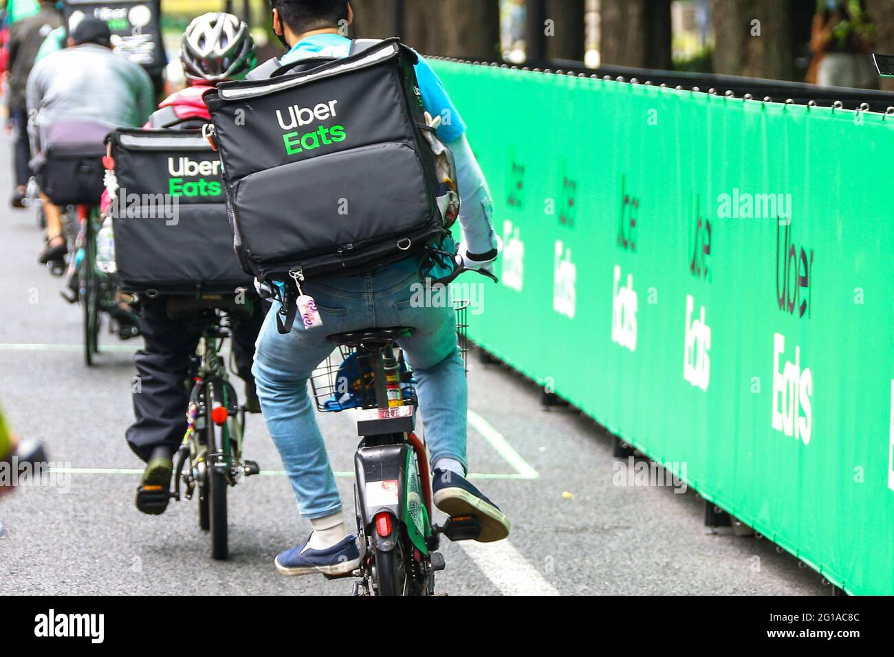 Giappone. 06 giugno 2021. Uber mangia il Giappone e la Japan Cycling Association hanno co-ospitato un evento di sicurezza del traffico ciclistico, dove Uber mangia il personale di consegna è stato insegnato da un istruttore ciclistico della Japan Cycling Association. Il 6 giugno 2021 a Tokyo, Giappone. (Foto di Kazuki Oishi/Sipa USA)Giappone: Uber Eats X Japan Cycling Association co-ospita la sicurezza del traffico delle biciclette **Japan out** Credit: Sipa USA/Alamy Live News Foto Stock