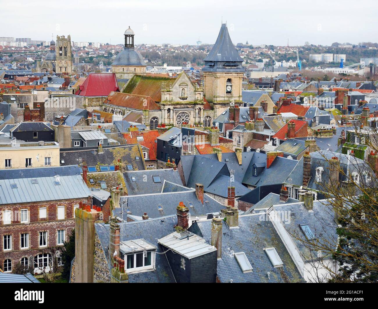 Vista su vecchi tetti colorati e cupole di Dieppe, Francia Foto Stock