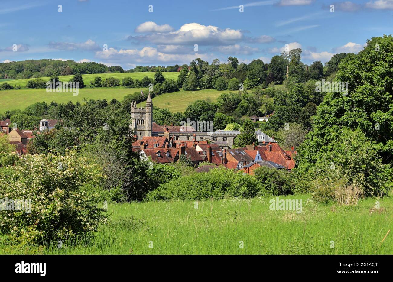 Guardando verso il basso sui tetti della Città Vecchia di Amersham nelle colline inglesi Chiltern nel Buckinghamshire, con la Torre della Chiesa e la campagna ondulata Foto Stock