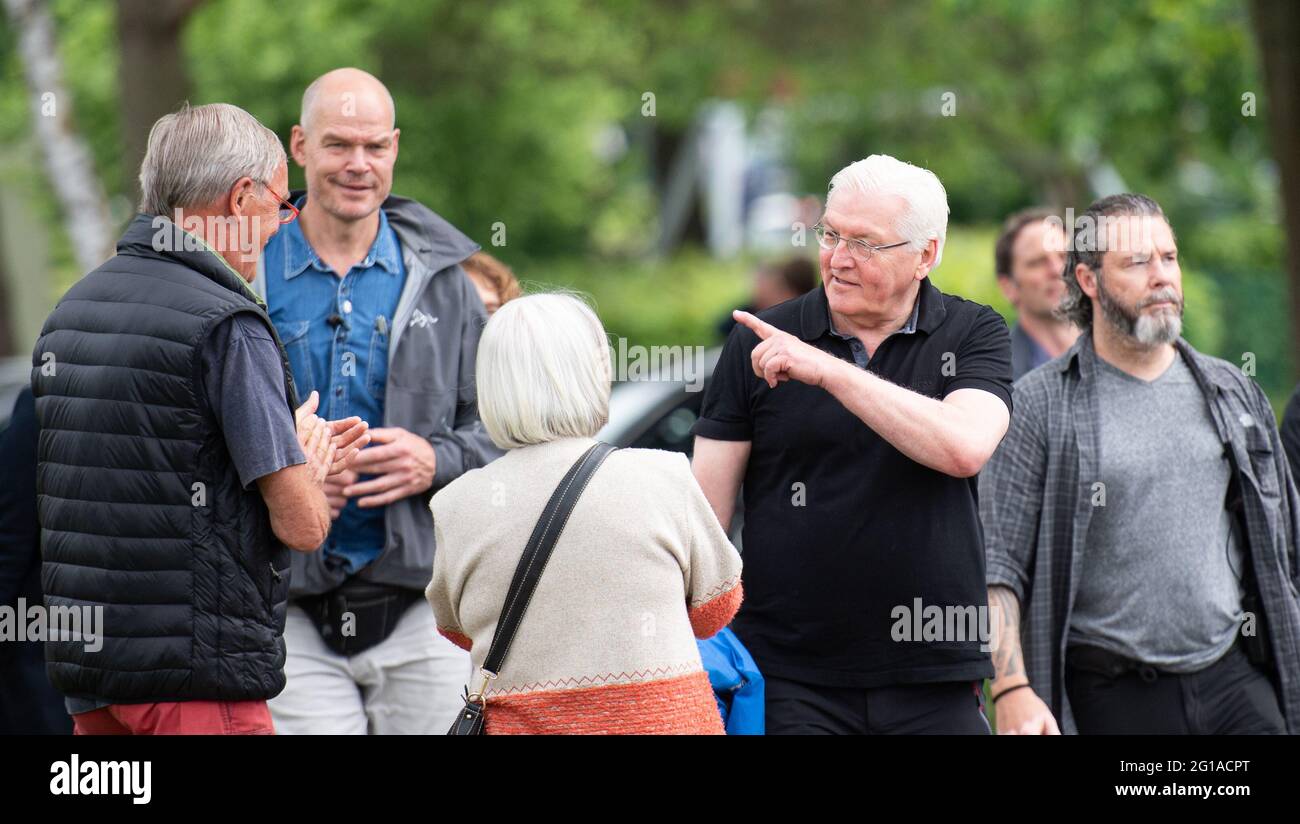 06 giugno 2021, Schleswig-Holstein, Groß Grönau: Il presidente federale Frank-Walter Steinmeier (2° da destra) parla ai cittadini durante un tour escursionistico al confine tra Schleswig-Holstein e Meclemburgo-Pomerania occidentale. Foto: Daniel Reinhardt/dpa Foto Stock