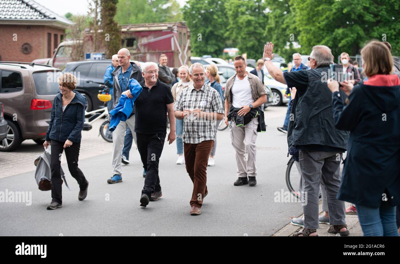 06 giugno 2021, Schleswig-Holstein, Groß Grönau: Il presidente federale Frank-Walter Steinmeier (3° da sinistra) e sua moglie Elke Büdenbender (l) ondano ai cittadini durante un tour escursionistico al confine tra Schleswig-Holstein e Meclemburgo-Pomerania occidentale. Foto: Daniel Reinhardt/dpa Foto Stock