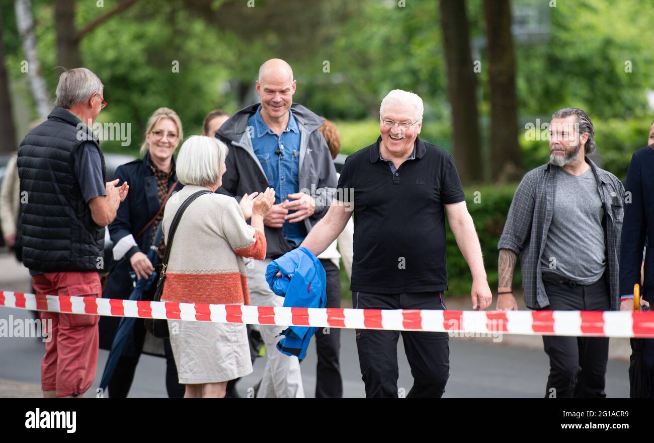 06 giugno 2021, Schleswig-Holstein, Groß Grönau: Il presidente federale Frank-Walter Steinmeier (2° da destra) parla ai cittadini durante un tour escursionistico al confine tra Schleswig-Holstein e Meclemburgo-Pomerania occidentale. Foto: Daniel Reinhardt/dpa Foto Stock