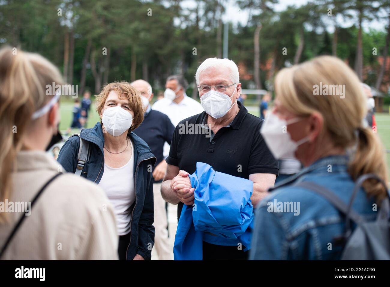 06 giugno 2021, Schleswig-Holstein, Groß Grönau: Il presidente federale Frank-Walter Steinmeier e sua moglie Elke Büdenbender parlano con i membri del club TSV Eintracht Groß Grönau durante un tour escursionistico lungo il confine statale tra Schleswig-Holstein e Mecklenburg-Vorpommern. Foto: Daniel Reinhardt/dpa Foto Stock