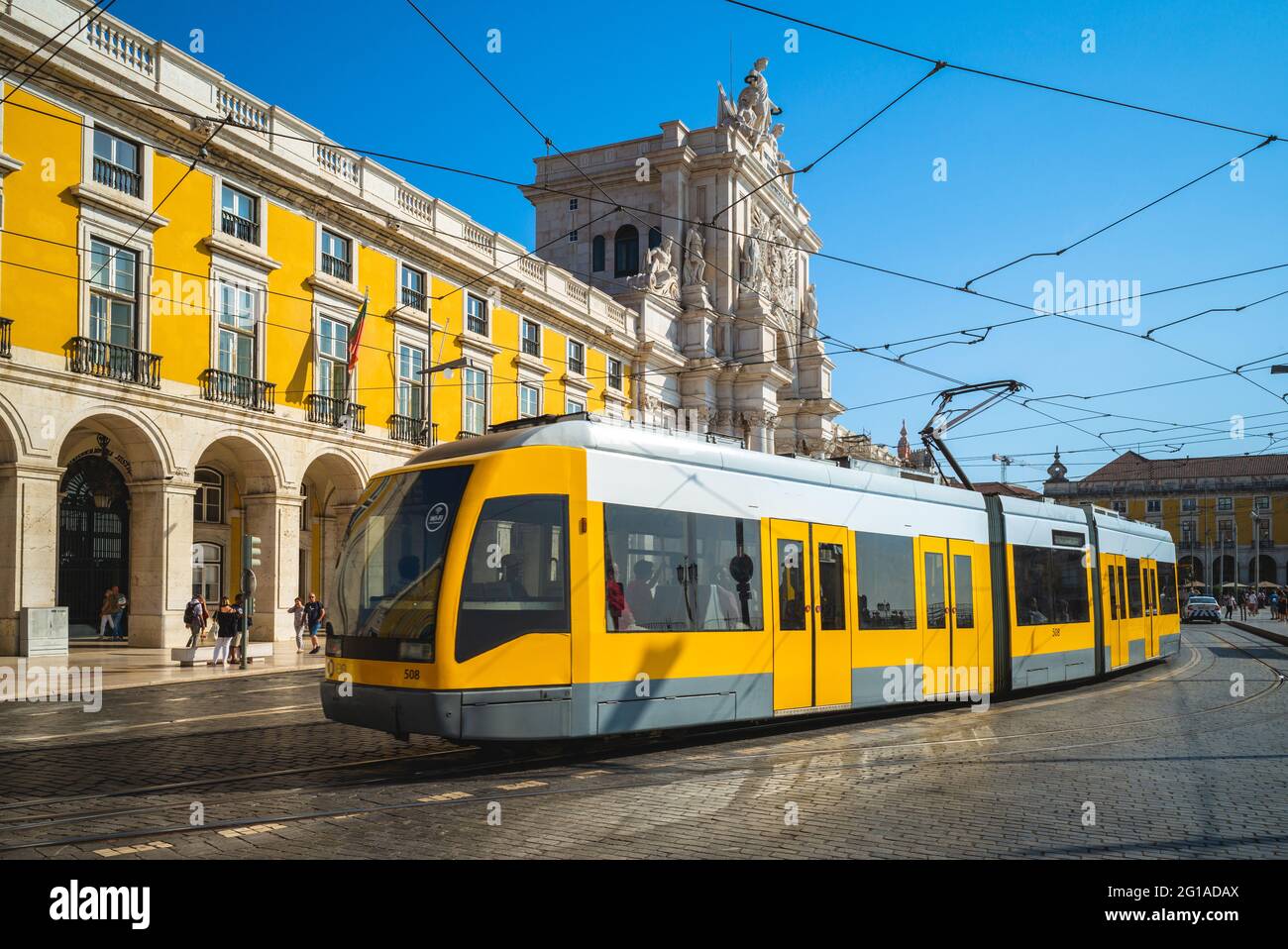 21 settembre 2018: Fermata del tram giallo a Praca do Comercio e Arco da Rua Augusta a Lisbona, Portogallo. La rete tranviaria di Lisbona era in o Foto Stock