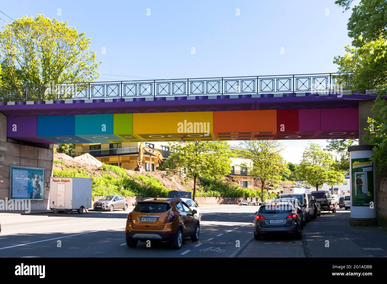Il Ponte Rainbow Bridge o Lego Bridge 2.0 sopra la Dahler Strasse, B7, dipinto da graffiti e streetart Martin Heuwold, nome artista MEGX, nella d Foto Stock