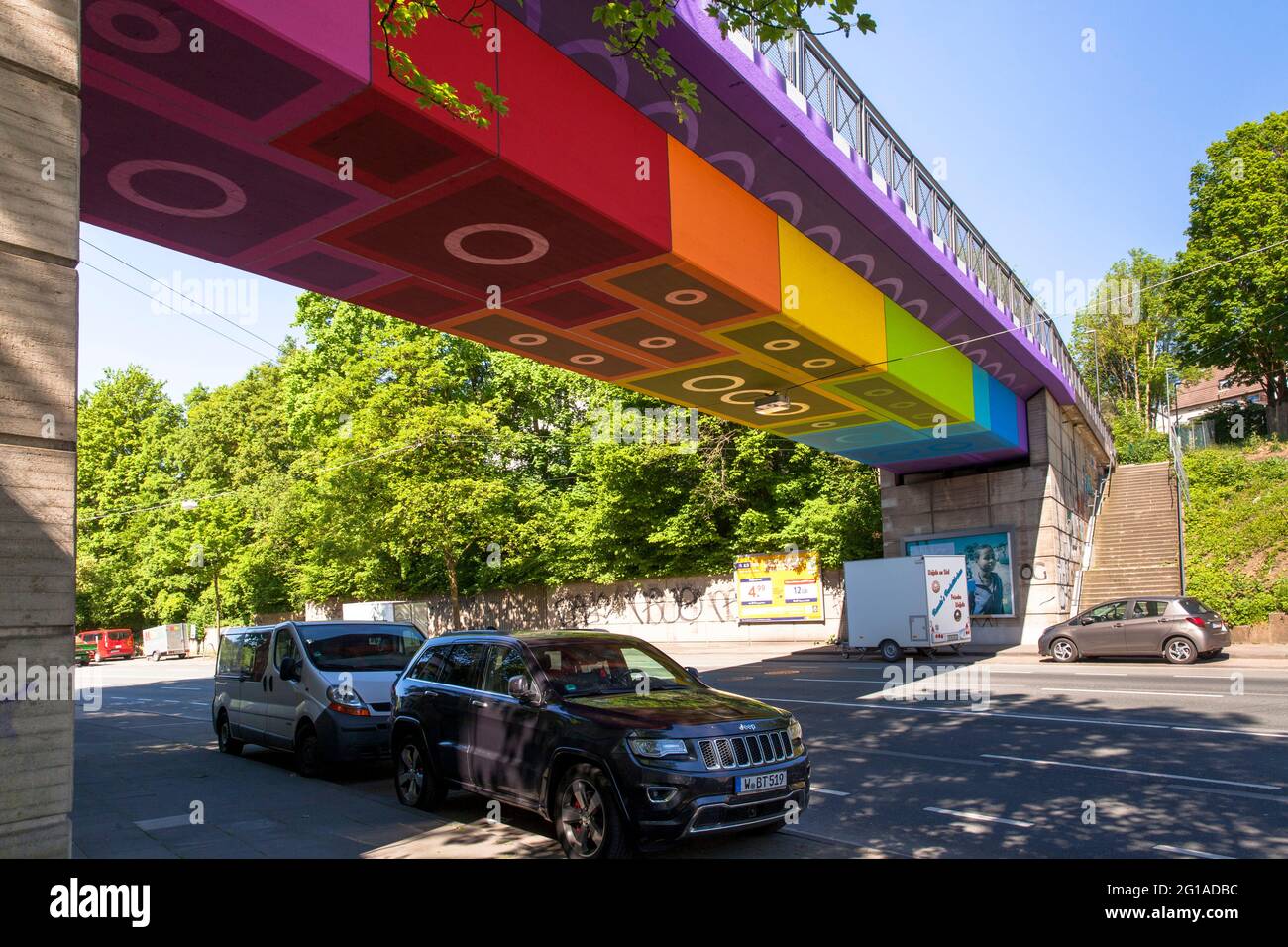 Il Ponte Rainbow Bridge o Lego Bridge 2.0 sopra la Dahler Strasse, B7, dipinto da graffiti e streetart Martin Heuwold, nome artista MEGX, nella d Foto Stock