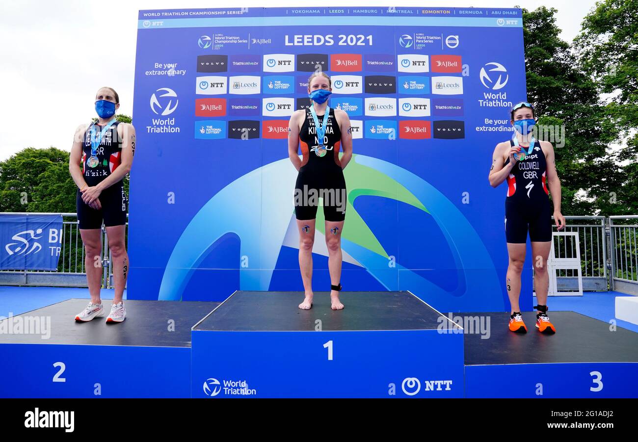 Olanda Maya Kingma (centro) festeggia la vittoria dell'AJ Bell 2021 World Triathlon Championship Series Women's Race accanto al secondo posto della Gran Bretagna Jessica Learmonth (a sinistra) e al terzo posto della Gran Bretagna Sophie Coldwell durante il secondo giorno dell'ITU World Triathlon Series Event 2021 a Leeds. Data immagine: Domenica 6 giugno 2021. Foto Stock