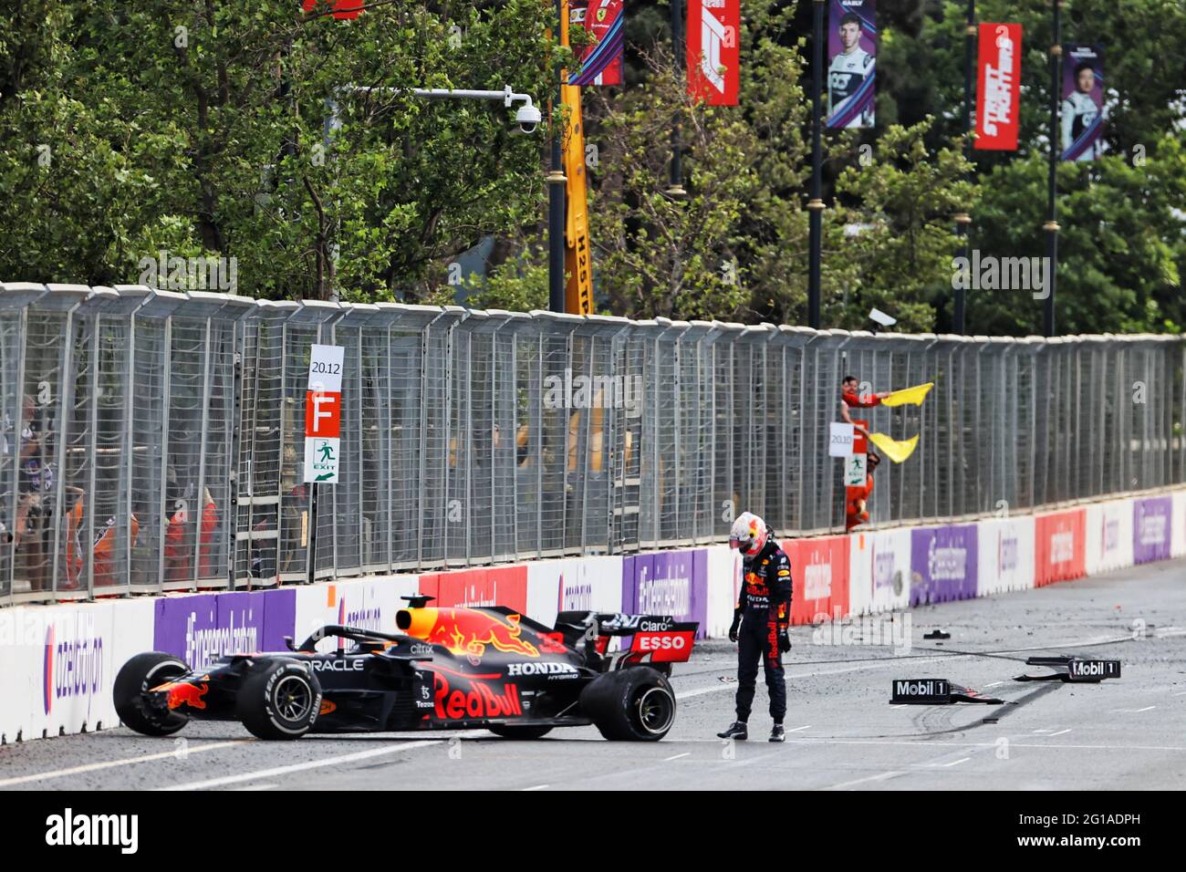 Baku, Azerbaigian. 06 giugno 2021. Max Verstappen (NLD) Red Bull Racing RB16B si è schiantato fuori gara. 06.06.2021. Campionato del mondo Formula 1, Rd 6, Gran Premio di Azerbaigian, circuito di Baku Street, Azerbaigian, Giorno della gara. Il credito fotografico dovrebbe essere: XPB/immagini dell'associazione stampa. Credit: XPB Images Ltd/Alamy Live News Foto Stock