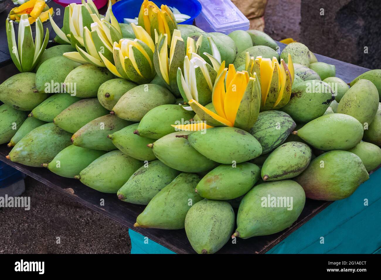 Mango verde crudo per la vendita alla spiaggia di Kanyakumari. Tamilnadu India. Foto Stock