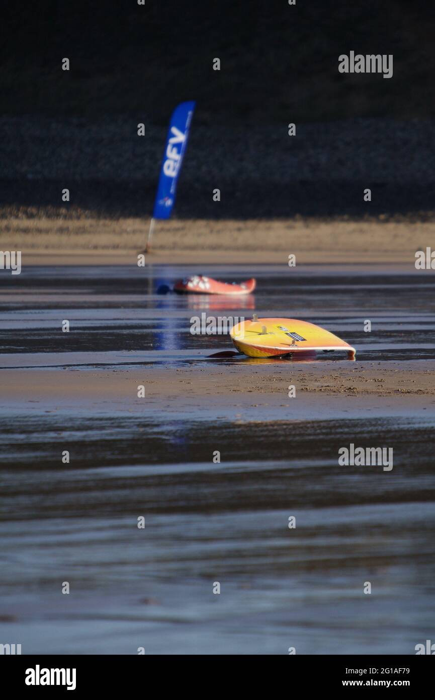 Aspettando waveski abbandonato mentre una gara di surf presso la splendida spiaggia di sabbia di la Palue, Crozon, Bretagna, Francia Foto Stock