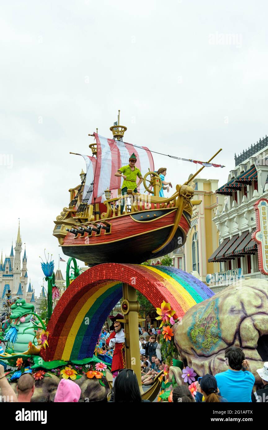 Peter Pan e Wendy in barca a vela in cima a un arcobaleno come parte del Festival of Fantasy Parade, Magic Kingdom Park, Walt Disney World, Orlando, Florida. Foto Stock