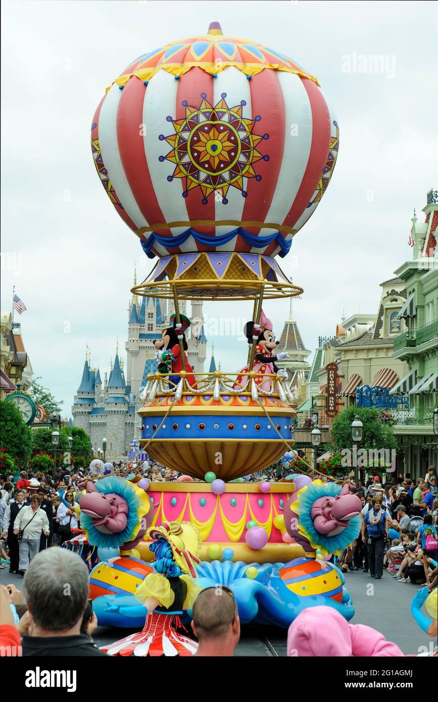 Topolino e Minnie mouse in mongolfiera, Festival of Fantasy Parade, Magic Kingdom Park, Walt Disney World, Orlando, Florida. Foto Stock